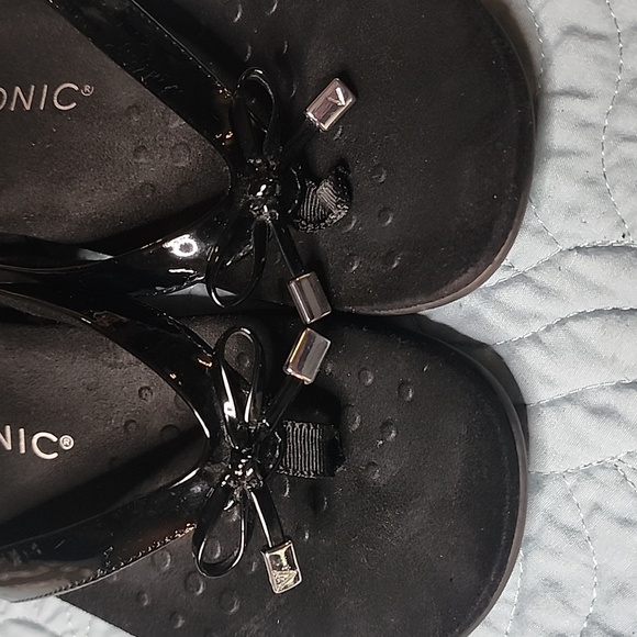 Vionic Bella Bella II Flip Flops Size 7.5 Black Bows With Silver Classy Cute - Picture 2 of 16